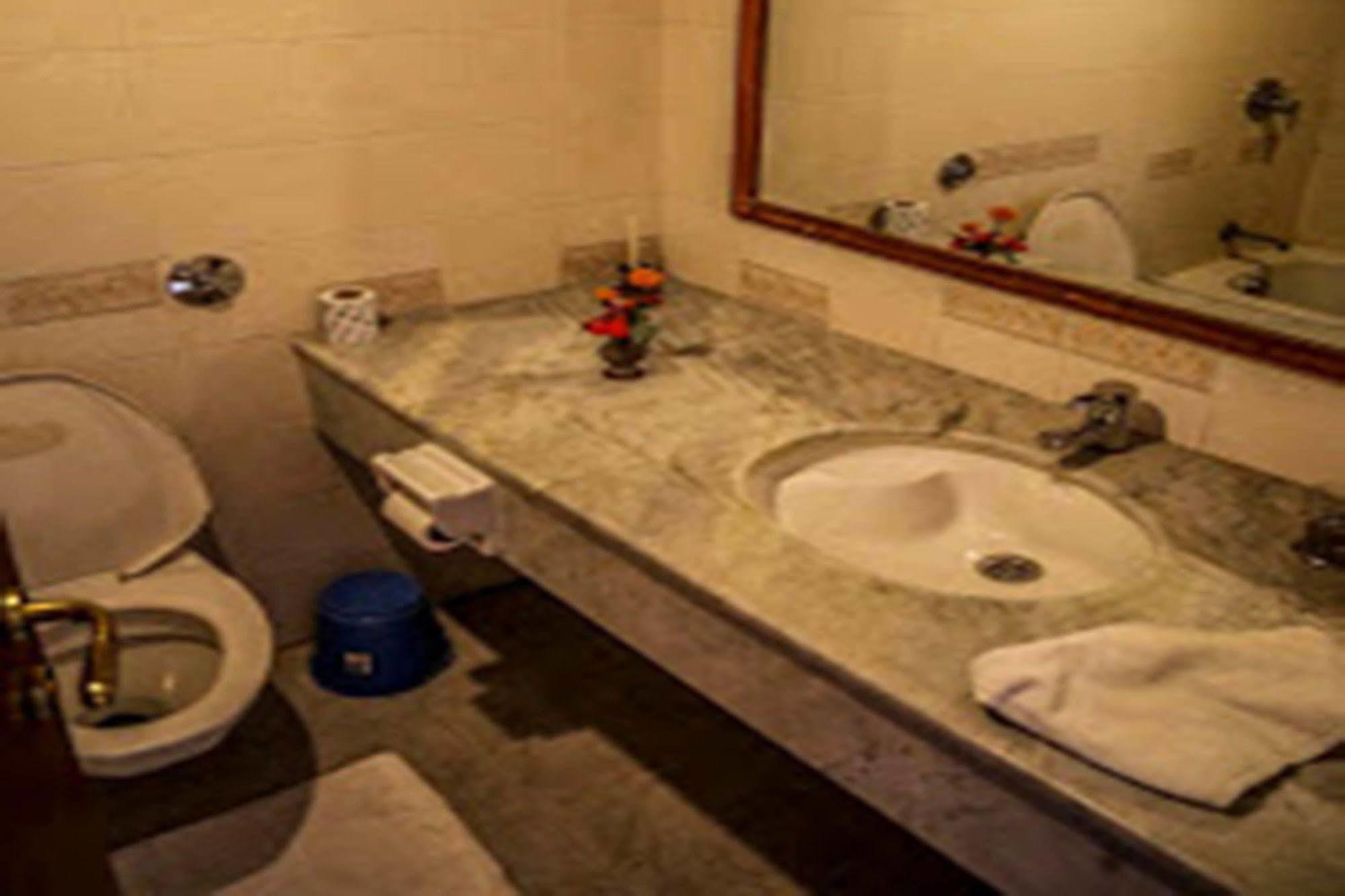 Hotel Lumbini Garden New Crystal Dış mekan fotoğraf